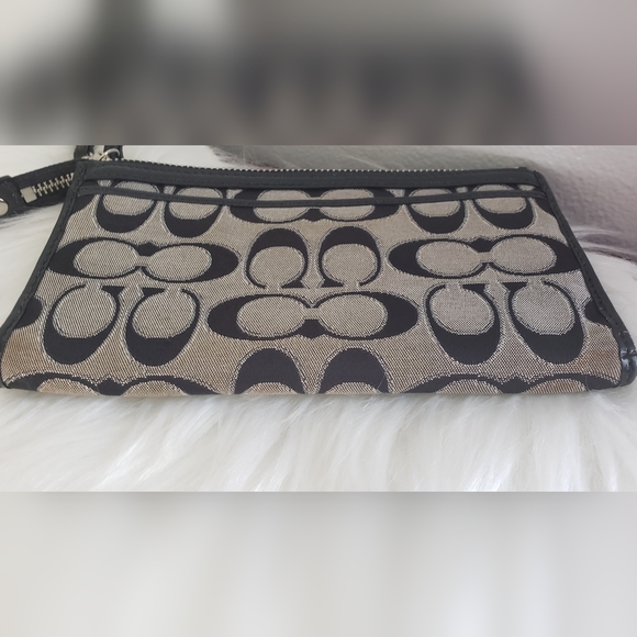 GUC COACH POPPY WRISTLET - Picture 4 of 5